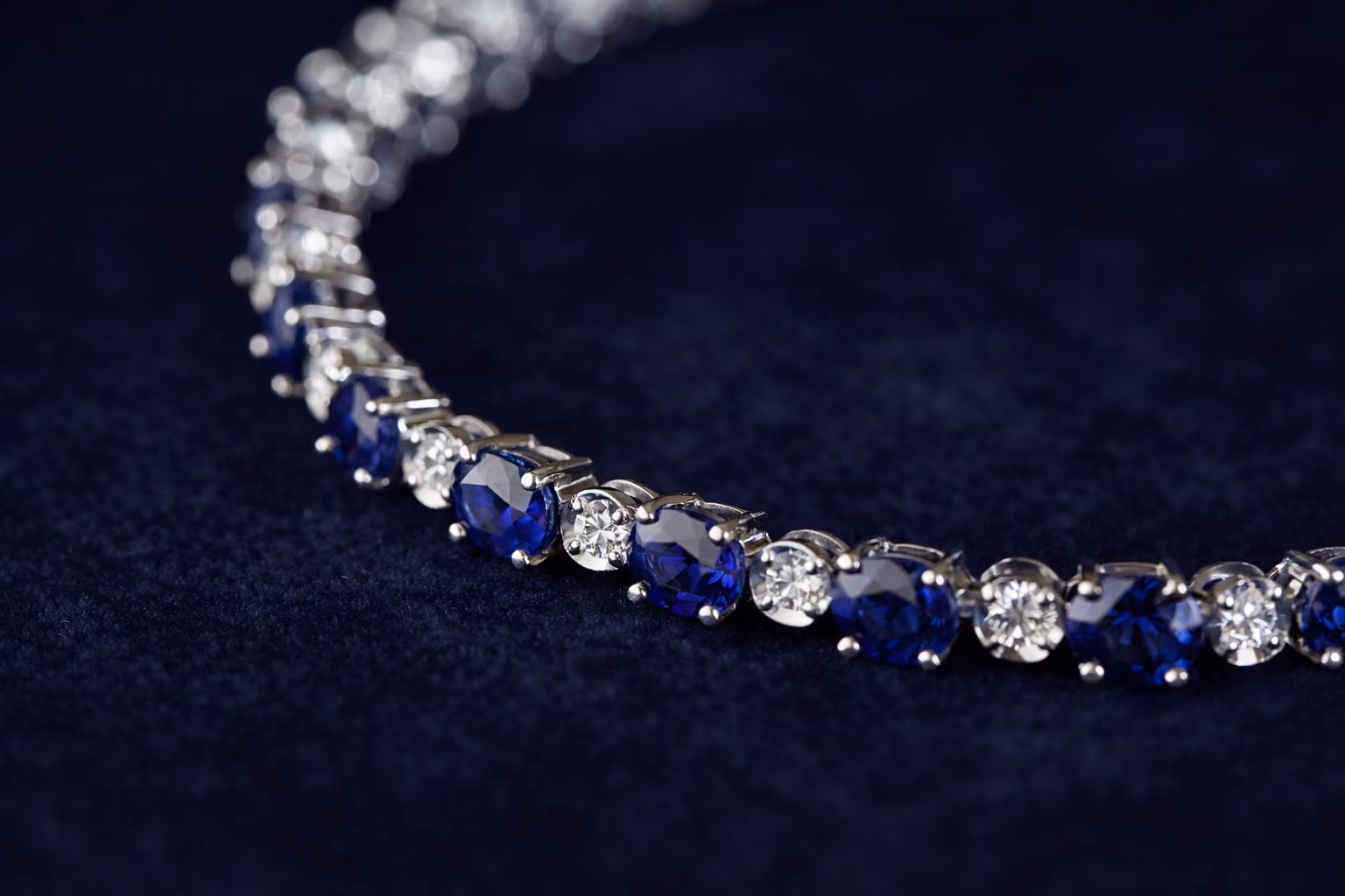 Pulsera de zafiros azules y diamantes sobre terciopelo azul oscuro