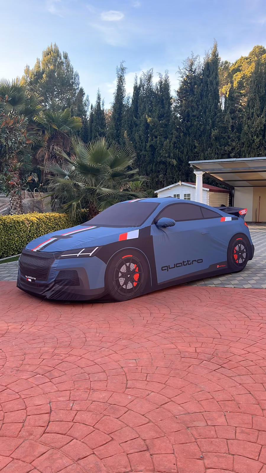 Coupé deportivo cubierto con una funda textil a medida con diseño personalizado